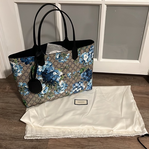 GUCCI
BLUE GG BLOOMS SUPREME CANVAS REVERSIBLE TOTE - Picture 3 of 16
